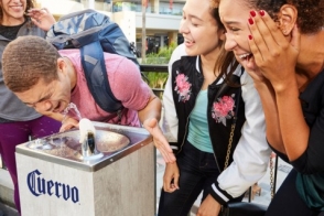 В Лос-Анджелесе на один день установили фонтанчик с текилой